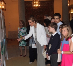 Doña Elena durante su visita a la exposición sobre los dibujos presentados a concurso